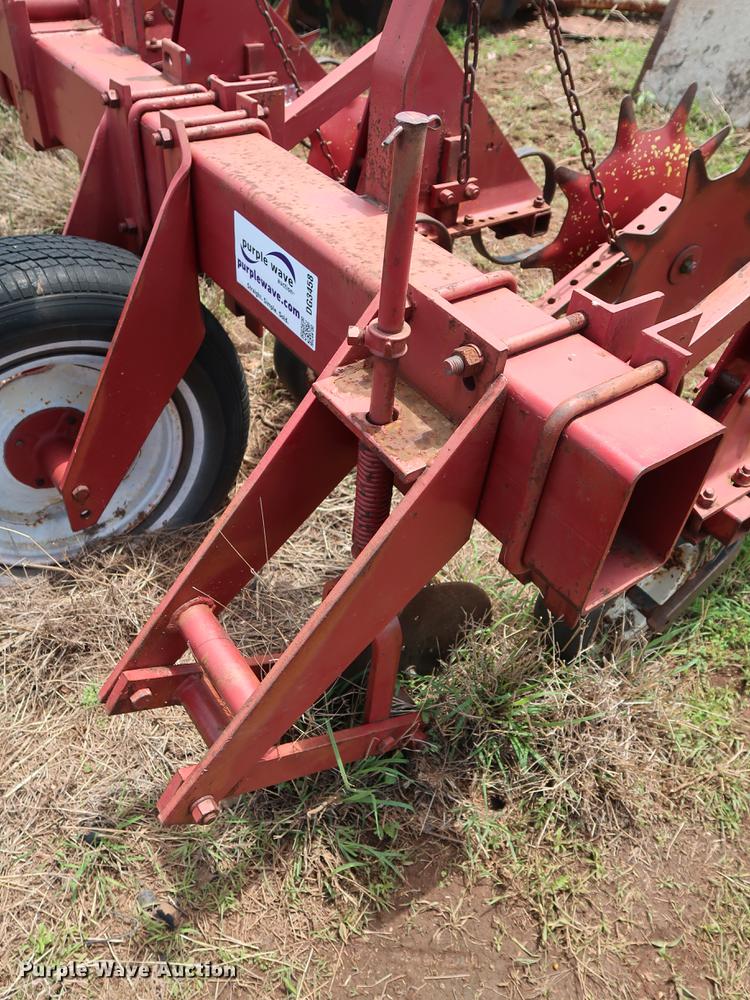 image for item DG3458 International 133 row crop cultivator
