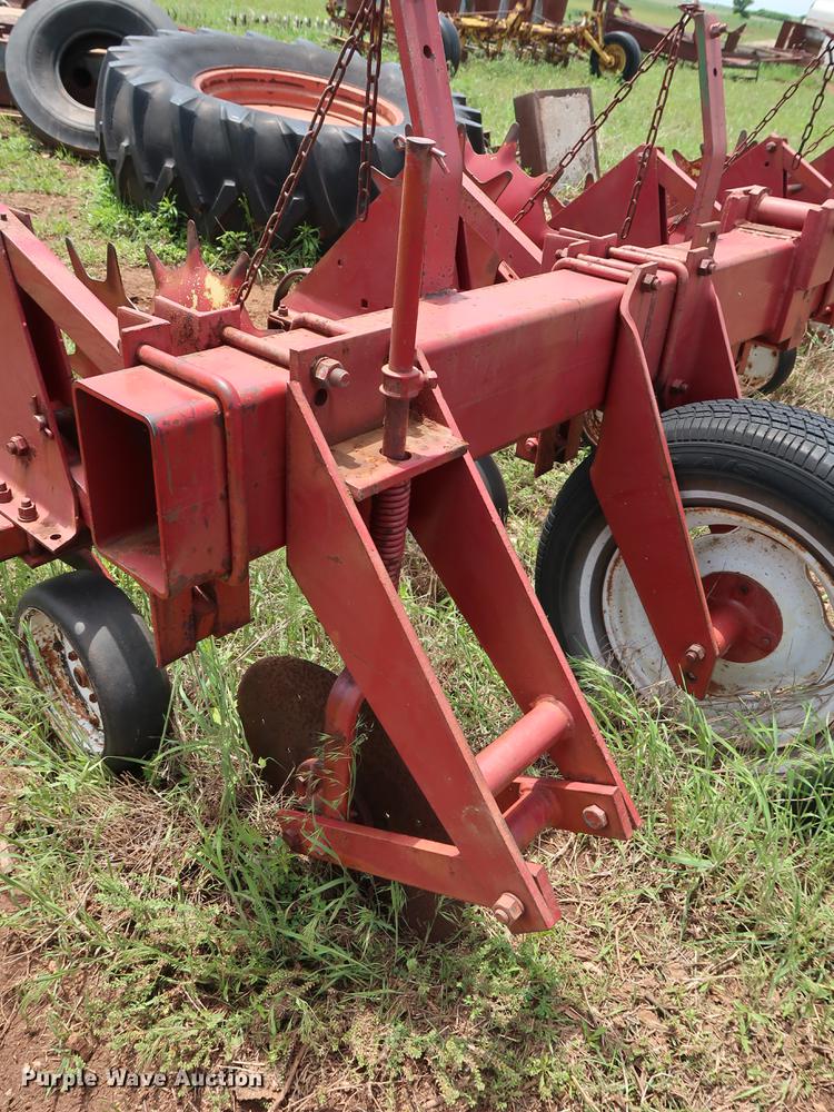 image for item DG3458 International 133 row crop cultivator
