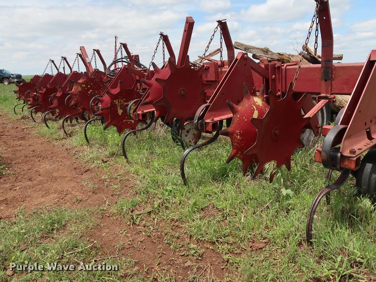 image for item DG3458 International 133 row crop cultivator