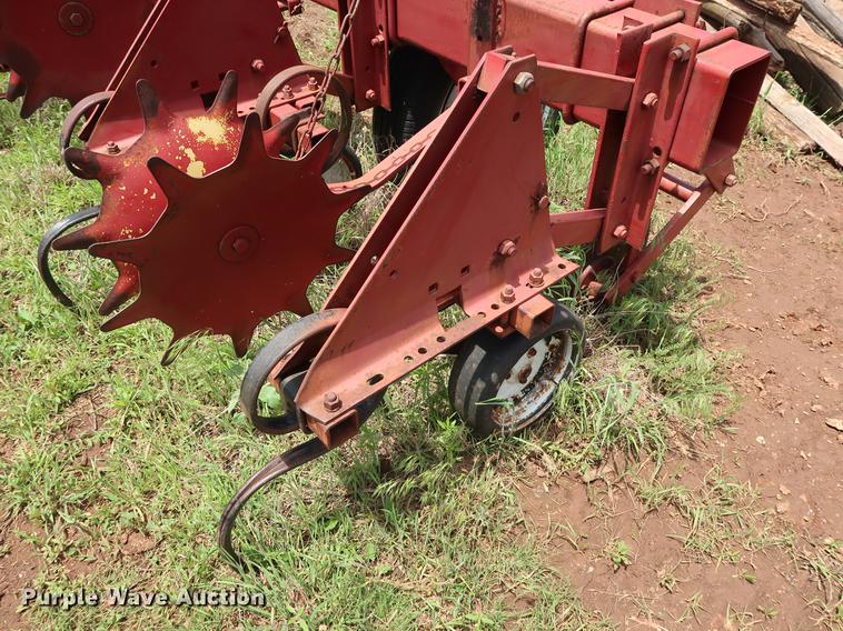 image for item DG3458 International 133 row crop cultivator