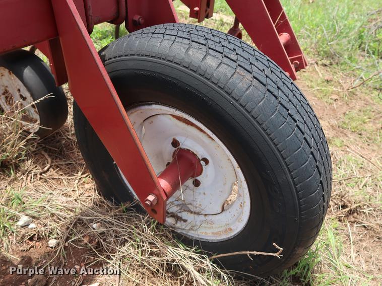 image for item DG3458 International 133 row crop cultivator