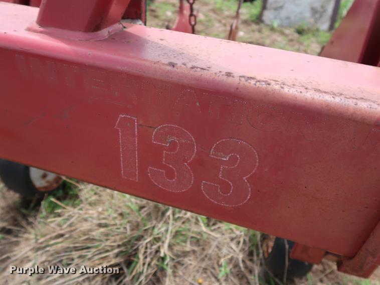 image for item DG3458 International 133 row crop cultivator
