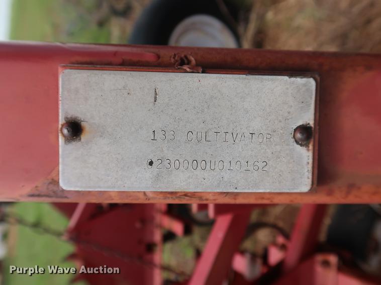 image for item DG3458 International 133 row crop cultivator