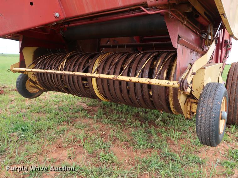 image for item DG3461 1985 New Holland 855 round baler