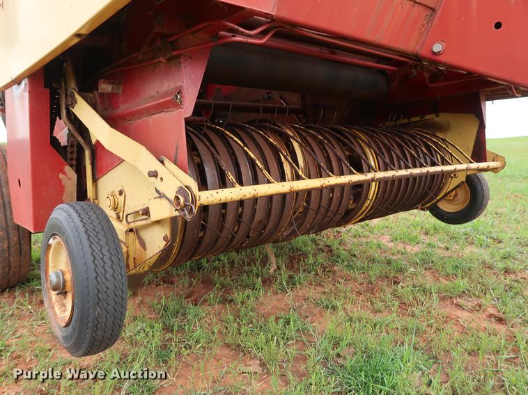 image for item DG3461 1985 New Holland 855 round baler