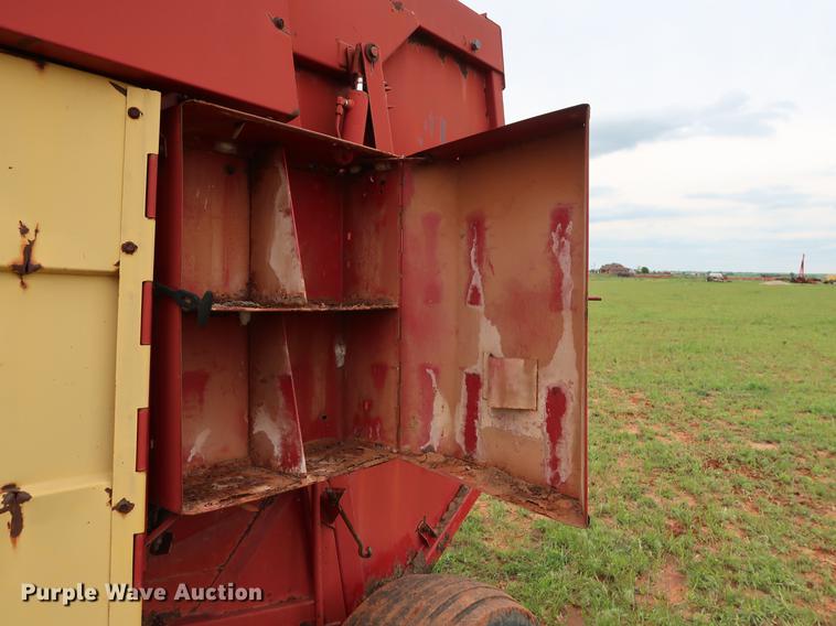 image for item DG3461 1985 New Holland 855 round baler