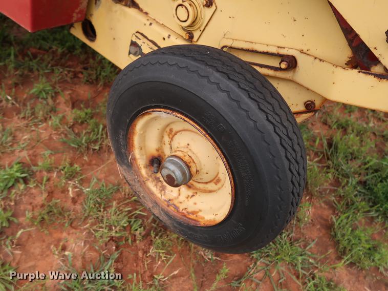 image for item DG3461 1985 New Holland 855 round baler