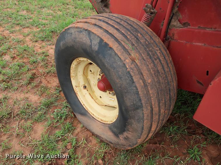 image for item DG3461 1985 New Holland 855 round baler