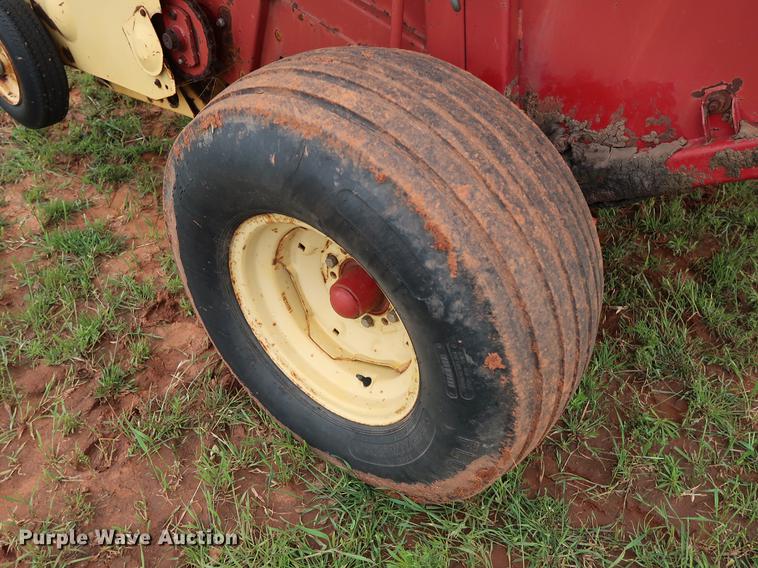 image for item DG3461 1985 New Holland 855 round baler