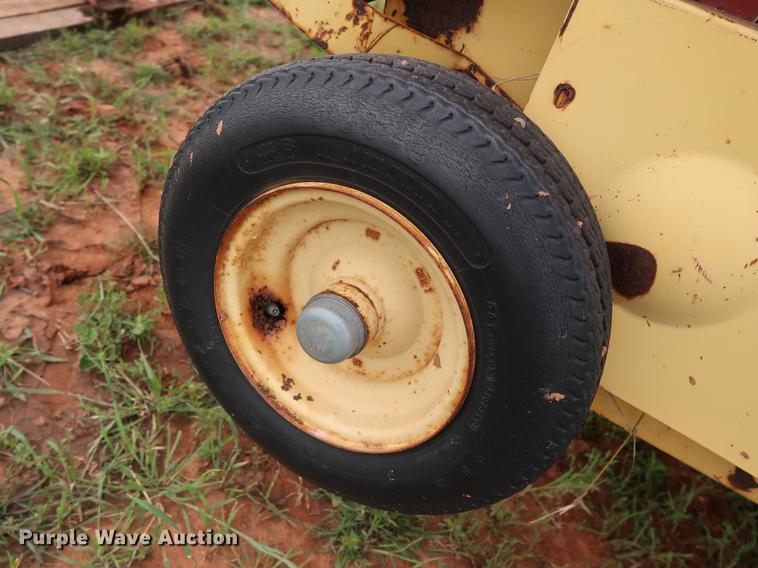 image for item DG3461 1985 New Holland 855 round baler