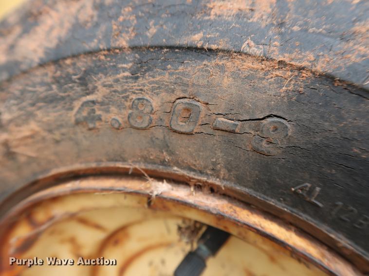 image for item DG3461 1985 New Holland 855 round baler