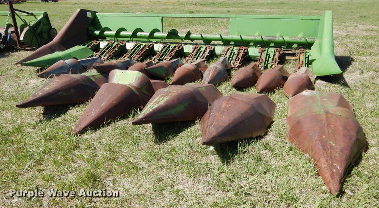 image for item DG5781 John Deere 843 corn head