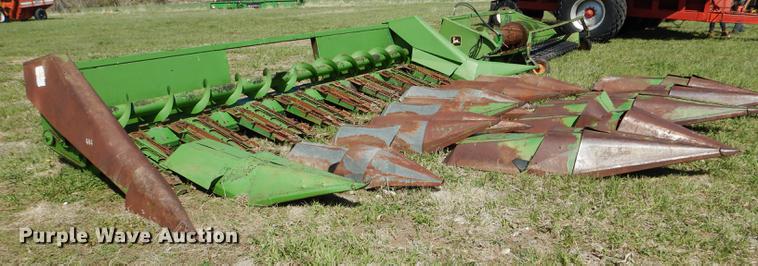 image for item DG5781 John Deere 843 corn head