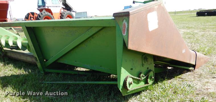 image for item DG5781 John Deere 843 corn head