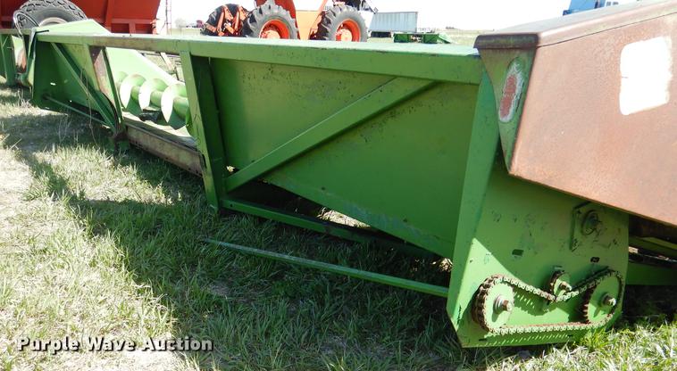 image for item DG5781 John Deere 843 corn head