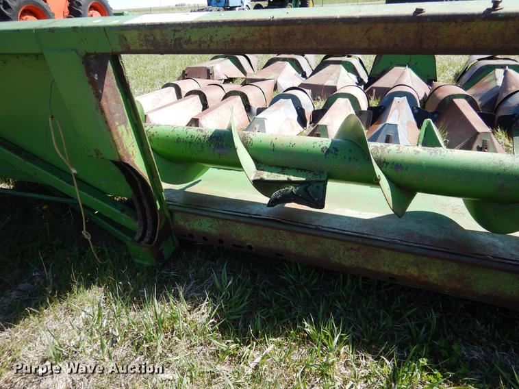 image for item DG5781 John Deere 843 corn head