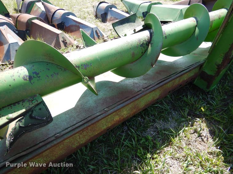 image for item DG5781 John Deere 843 corn head