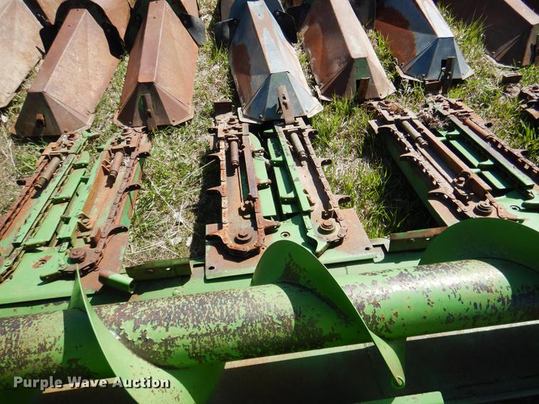 image for item DG5781 John Deere 843 corn head