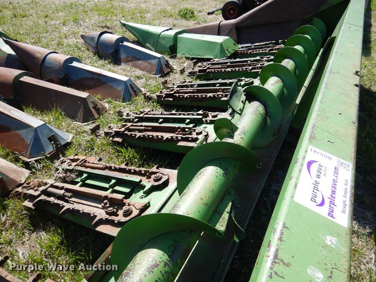 image for item DG5781 John Deere 843 corn head