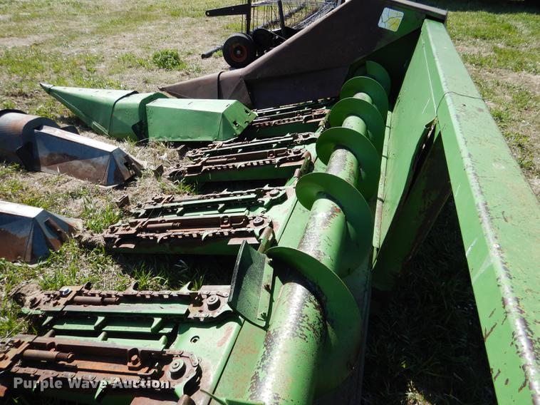 image for item DG5781 John Deere 843 corn head