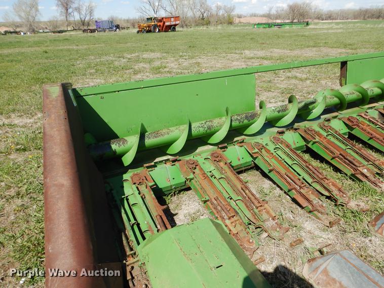 image for item DG5781 John Deere 843 corn head