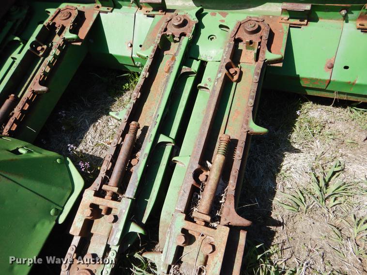 image for item DG5781 John Deere 843 corn head