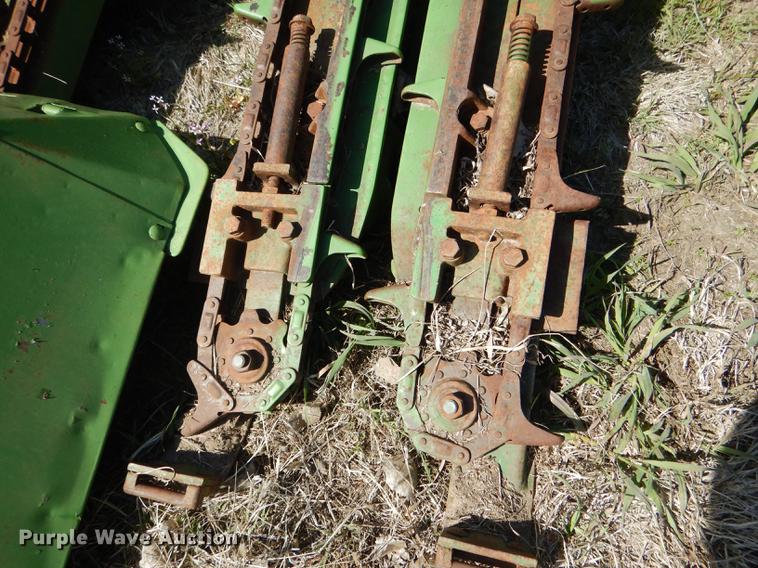 image for item DG5781 John Deere 843 corn head