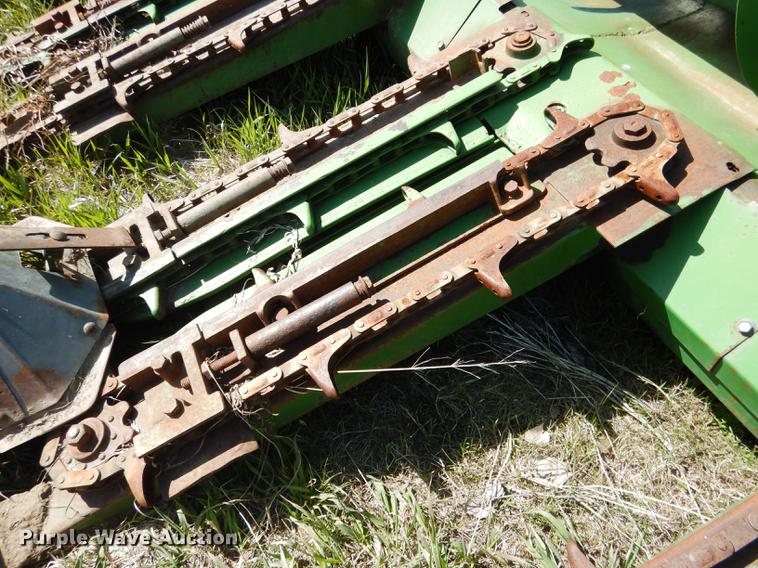 image for item DG5781 John Deere 843 corn head