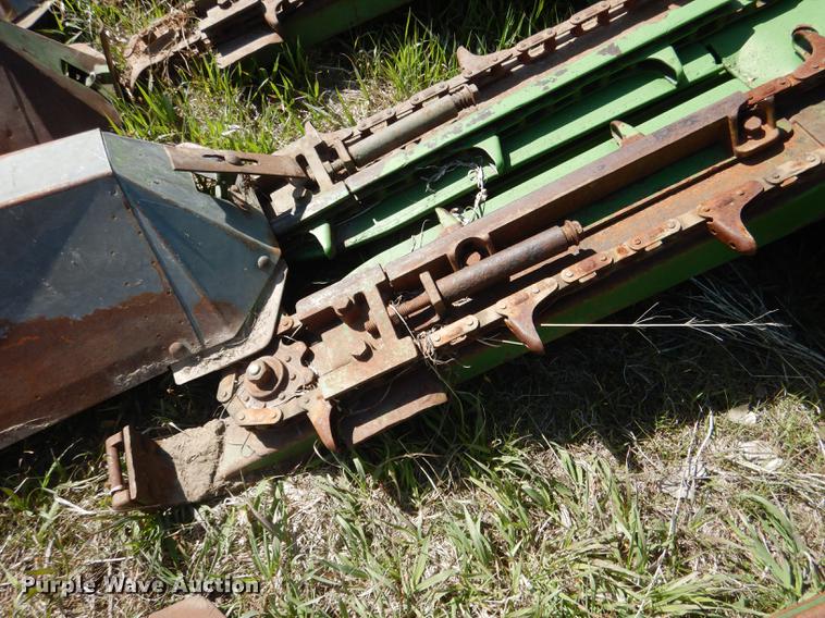 image for item DG5781 John Deere 843 corn head