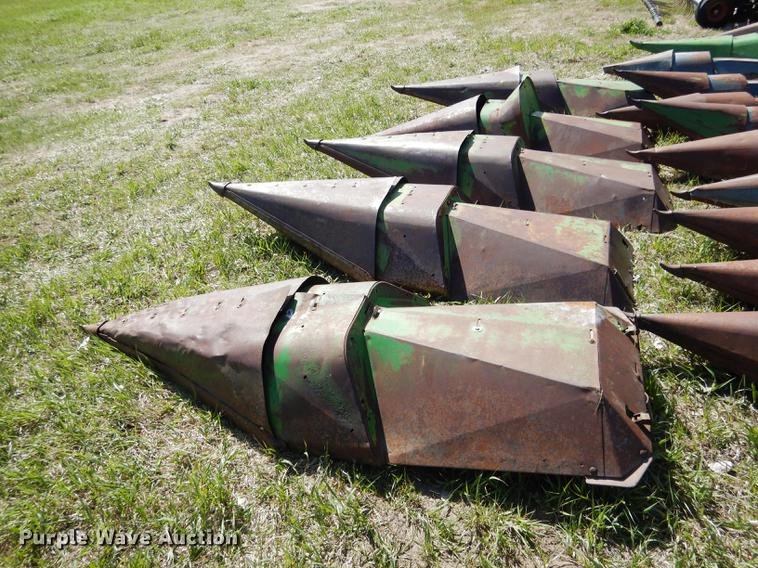 image for item DG5781 John Deere 843 corn head