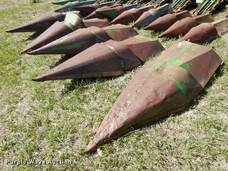 image for item DG5781 John Deere 843 corn head