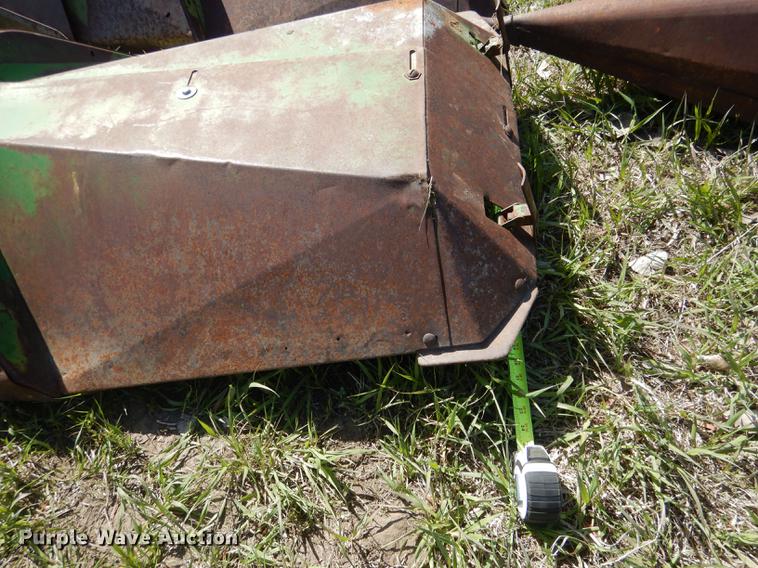 image for item DG5781 John Deere 843 corn head