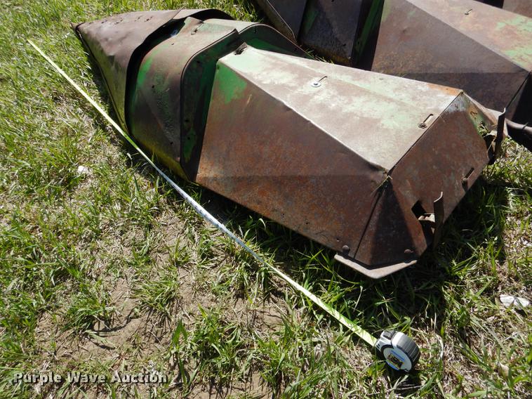 image for item DG5781 John Deere 843 corn head