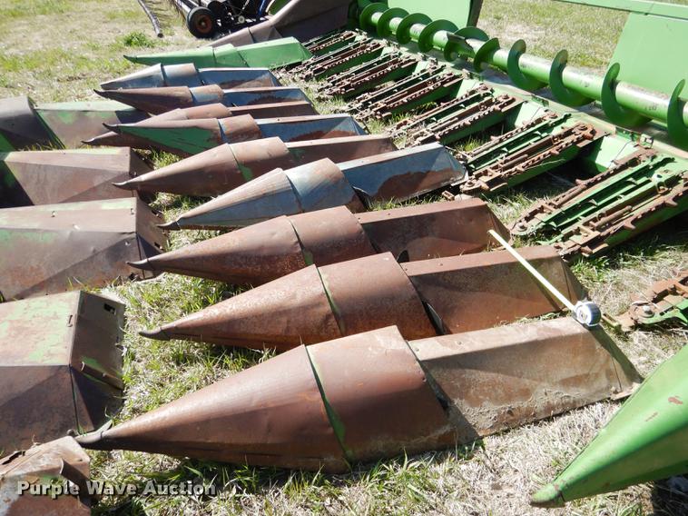 image for item DG5781 John Deere 843 corn head