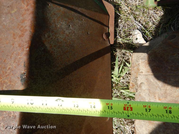 image for item DG5781 John Deere 843 corn head