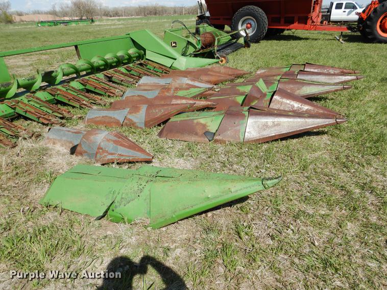 image for item DG5781 John Deere 843 corn head
