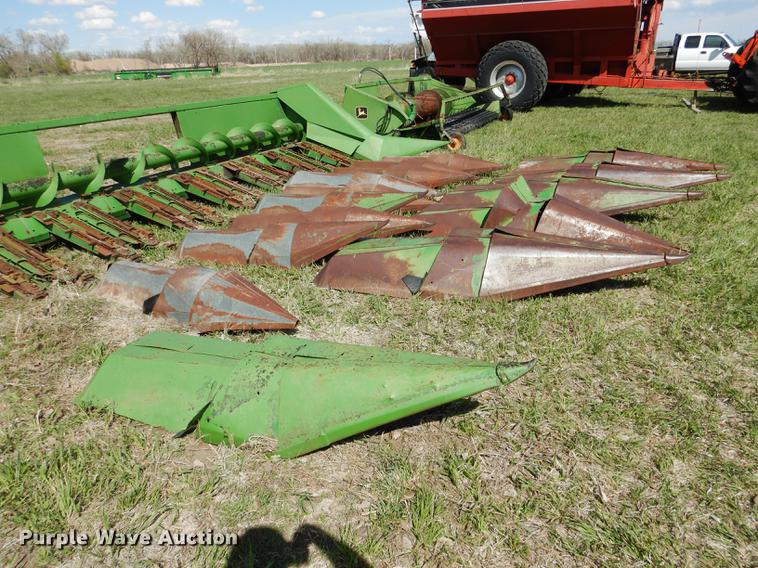 image for item DG5781 John Deere 843 corn head