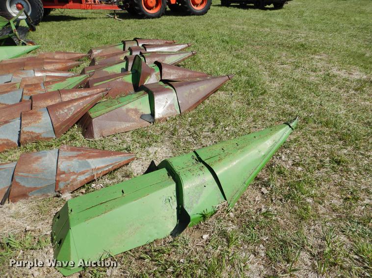 image for item DG5781 John Deere 843 corn head
