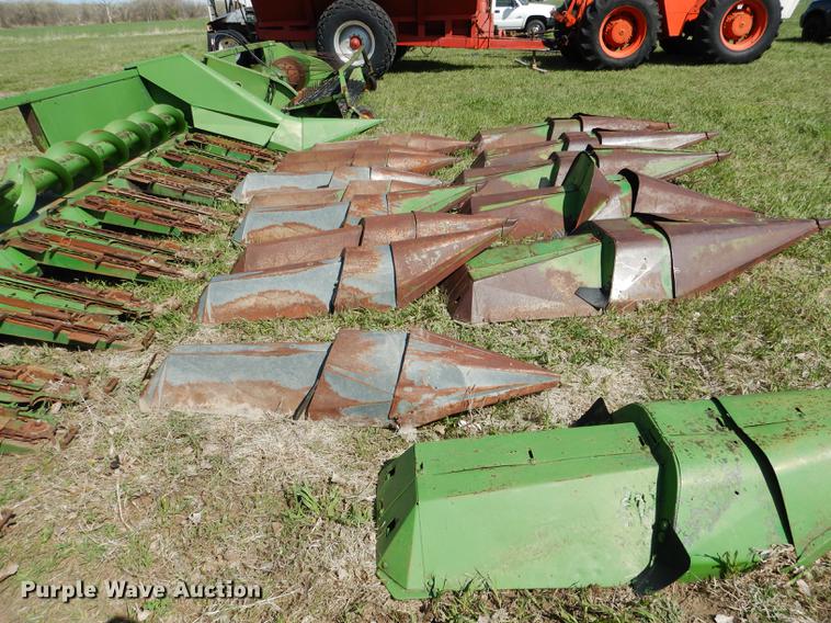 image for item DG5781 John Deere 843 corn head