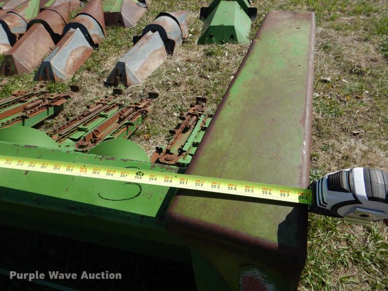 image for item DG5781 John Deere 843 corn head