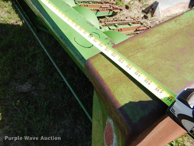 image for item DG5781 John Deere 843 corn head