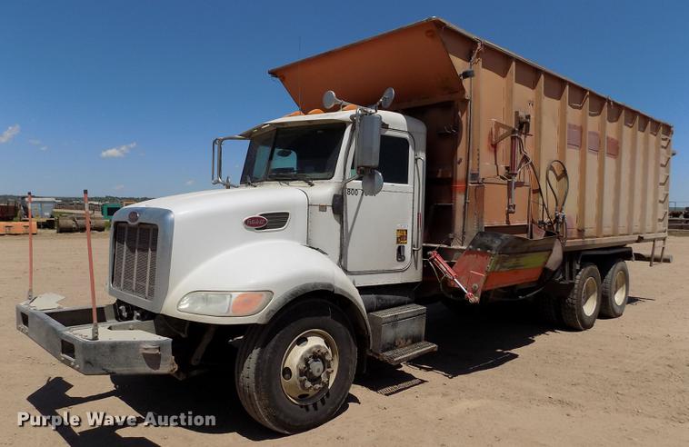 image for item FG9472 2007 Peterbilt 340 feed delivery truck