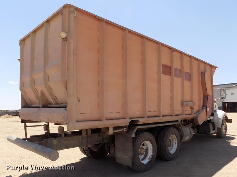 image for item FG9472 2007 Peterbilt 340 feed delivery truck