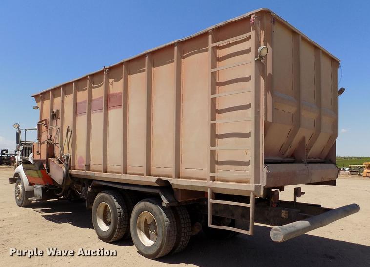 image for item FG9472 2007 Peterbilt 340 feed delivery truck