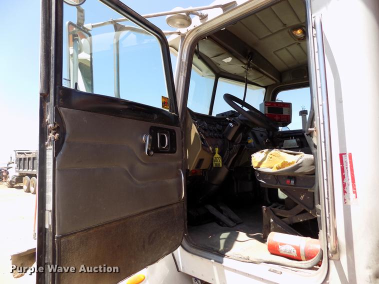 image for item FG9472 2007 Peterbilt 340 feed delivery truck