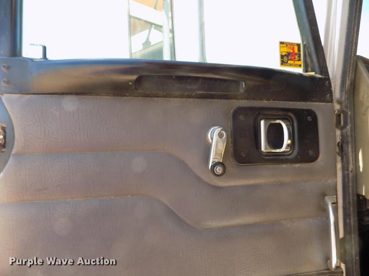 image for item FG9472 2007 Peterbilt 340 feed delivery truck