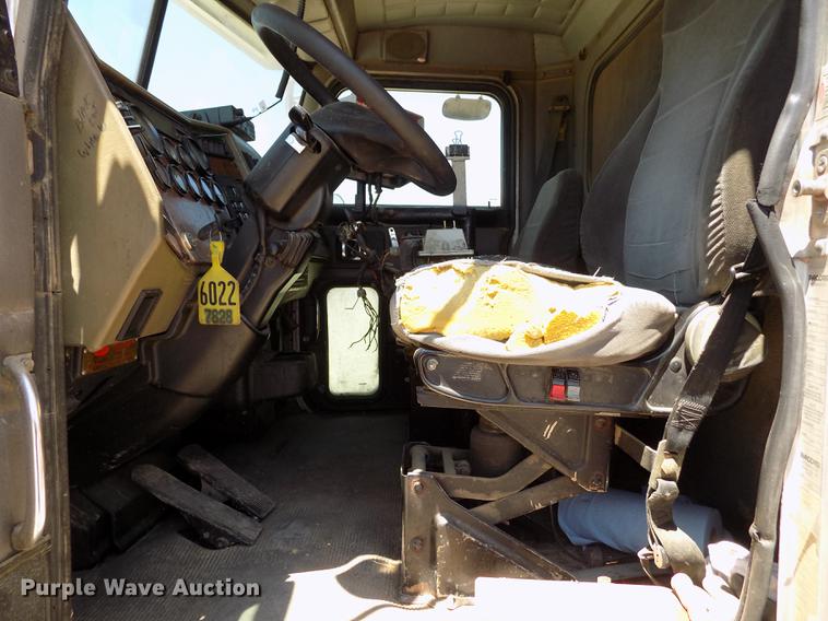 image for item FG9472 2007 Peterbilt 340 feed delivery truck