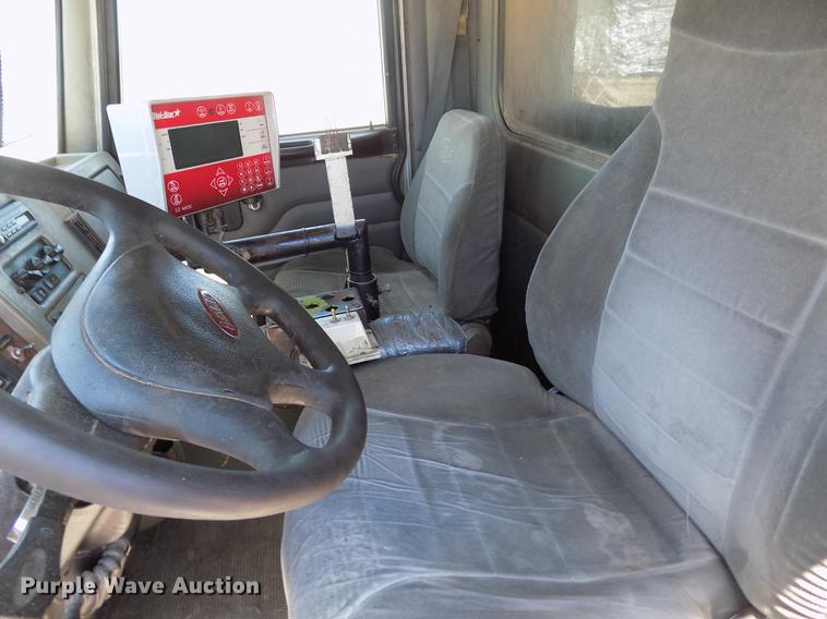 image for item FG9472 2007 Peterbilt 340 feed delivery truck