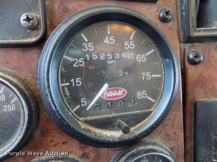 image for item FG9472 2007 Peterbilt 340 feed delivery truck