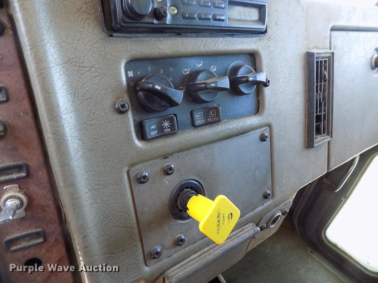 image for item FG9472 2007 Peterbilt 340 feed delivery truck